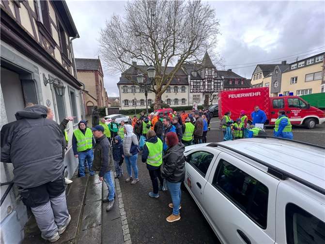 Die zahlreichen Helferinnen und Helfer trotzten dem Regen. Foto: Uwe Weber