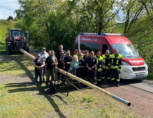 Die zahlreichen Helferinnen und Helfer vor dem Aufstellen des Maibaums in Hausen.  Fotos: BLA