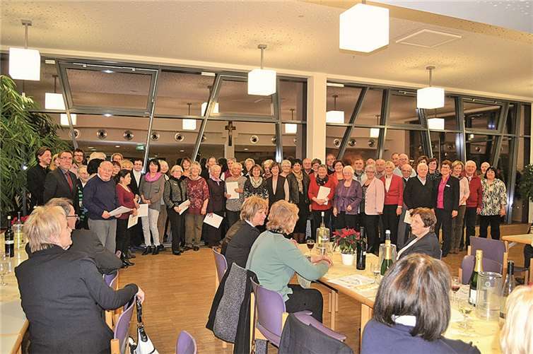 Die zahlreichen Jubilare erhielten Urkunden und Geschenke. E T Müller
