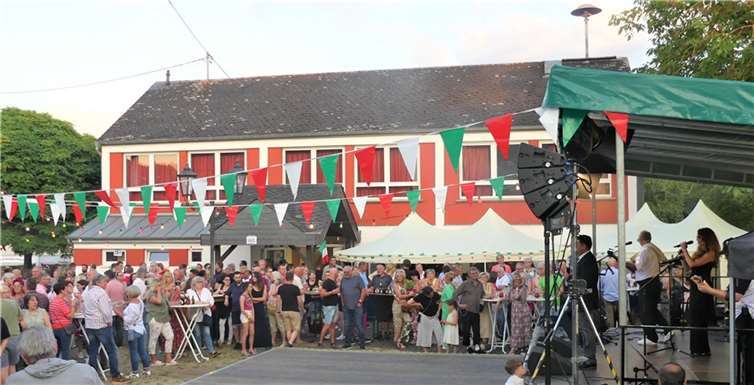 Die zahlreichen Musikfreunde zeigten sichvon den exzellenten Beiträgen der Bühnenakteure begeistert. Fotos: TE