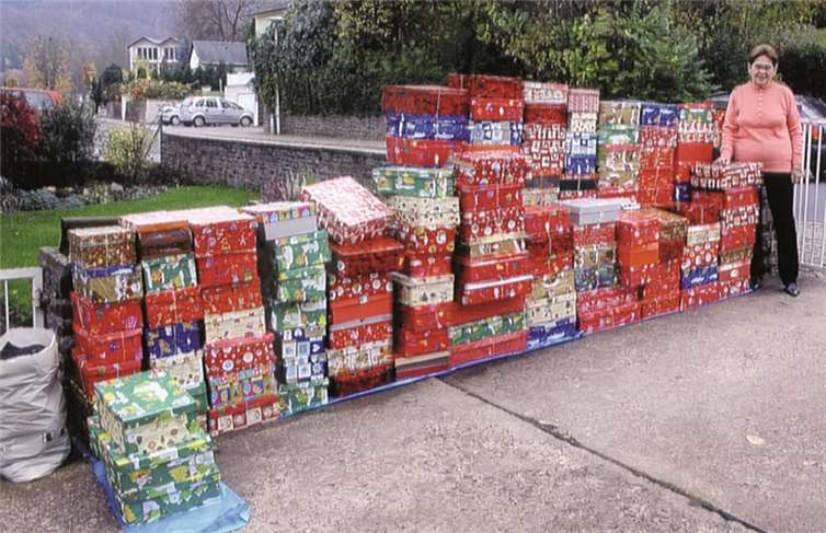 Die zahlreichen Spenden ermöglichten es Helga Leyendecker, wieder zahlreiche bunte Pakete zu packen.  privat