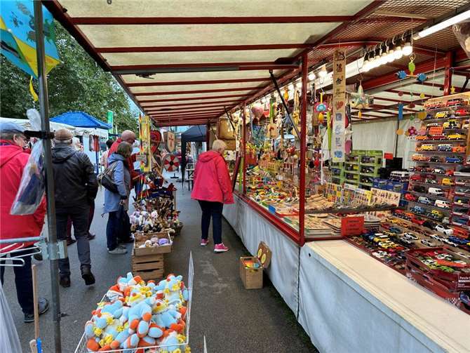 Buntes Programm zum Zwiebelsmarkt Die zahlreichen Stände laden zum Schauen und Stöbern ein. Foto: ROB