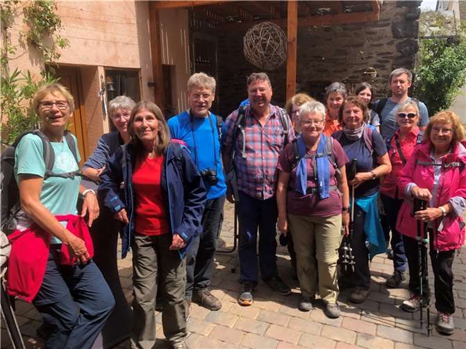 Die zahlreichen Teilnehmer des Bezirkswandertages vor der Matthiaskapelle oberhalb von Kobern-Gondorf.
