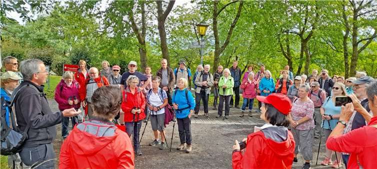 Die zahlreichen Teilnehmer des Bezirkswandertages während ihrer Wanderung durch die Wachholderheide in Langscheid.  Foto: Kreisverwaltung/L.Bales