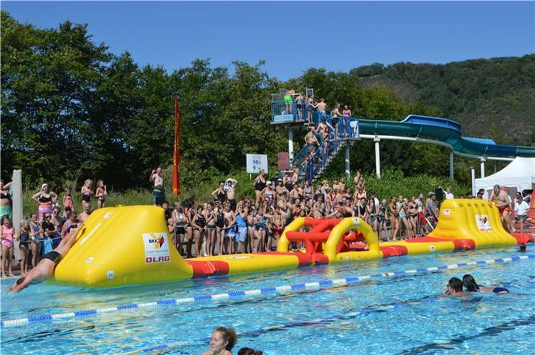 Die zahlreichen Teilnehmer mit dem „Fitnass-Track“.