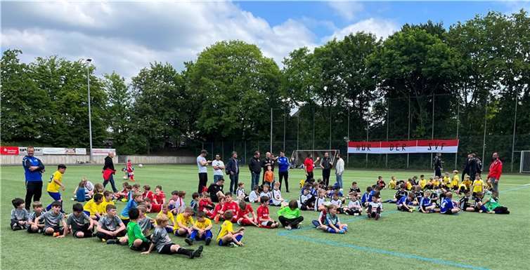 Die zahlreichen Teilnehmer verzauberten den Feldkirchener Sportplatz in ein buntes Farbenmeer.  Foto: SV Feldkirchen