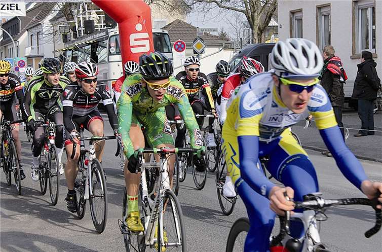 Die zahlreichen Zuschauer an den Straßenrändern erlebten packenden Radsport.