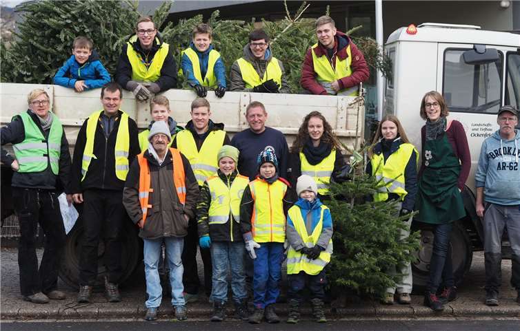 Die zahlreichen ehrenamtlichen Helferinnen und Helfer sorgten dafür, dass die Weihnachtsbäume einer fachgerechten Entsorgung zugeführt wurden.Foto: privat