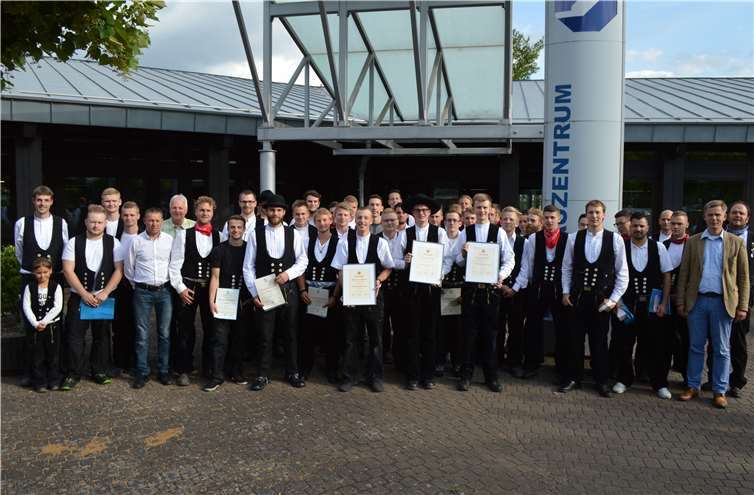 Die zahlreichen jungen Leute erschienen zur Freisprechung in der traditionellen Tracht. Dinah Schmidt