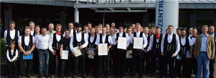 Die zahlreichen jungen Leute erschienen zur Freisprechung in der traditionellen Tracht. Dinah Schmidt