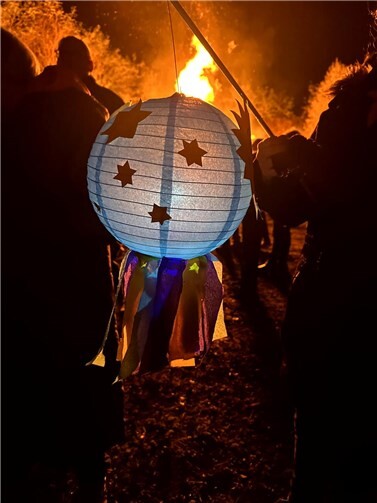 Die zahlreichen kleinen und großen Laternenträgerinnen und Laternenträger zogen zum Martinsfeuer.