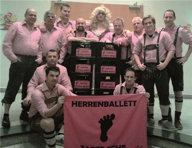 Die „zarten Zehen“ in aktueller Aufstellung und in bayrischer Lederhose. privat