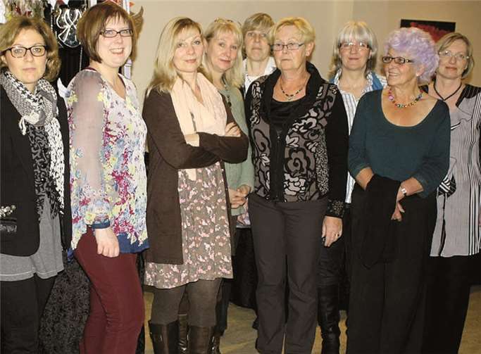 Die zehn Künstlerinnen präsentierten ihre Werke im Konzertsaal der Oberen Burg.DL