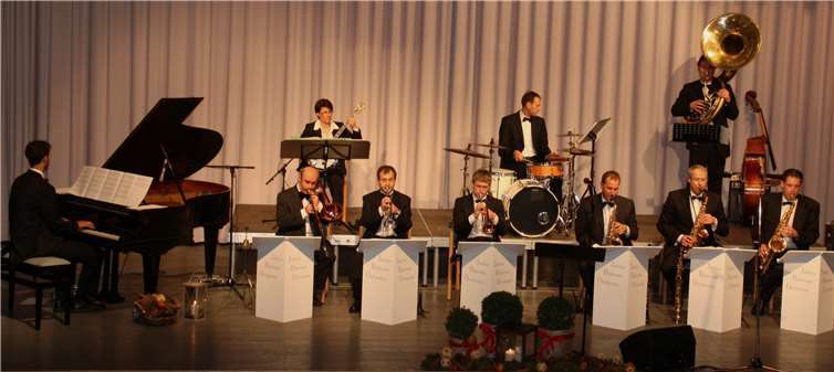 Die zehn Musiker des Jubilee Ballroom Orchestra in Aktion.privat