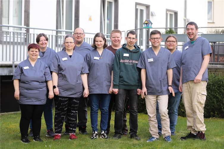 Die zehn Teilnehmenden des Inklusionsprojekts im Altenzentrum St. Johannes in Mayen.  Foto: Carmen Glöckner / Caritas Werkstätten