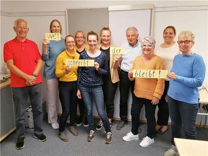 Die zehn TeilnehmerInnen des Schreibkurses waren mit großer Begeisterung dabei.  Foto: Schürer
