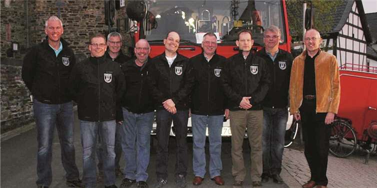 Die zehn ehrenamtlichen Einsatzleiter erhielten wind- und wasserdichte Softshell-Jacken für ihren Bereitschaftsdienst. privat