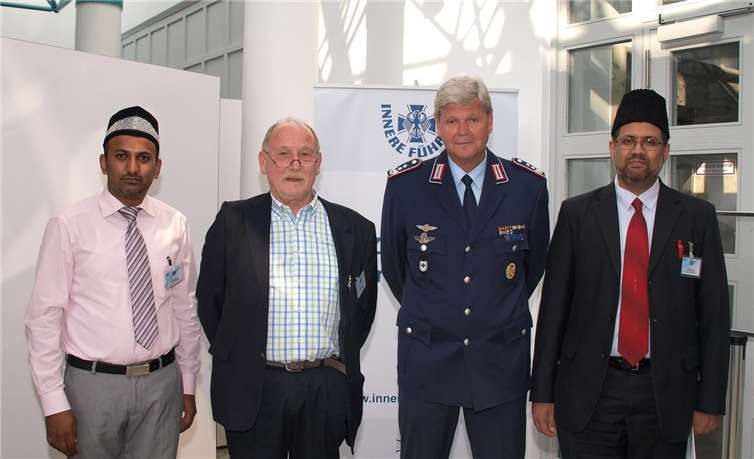 Die zentrale Koordinierungsstelle Interkulturelle Kompetenz am Zentrum Innere Führung, das katholische Militärpfarramt Koblenz III und die Ahmadiyya Muslim Jamaat hatten zu einem Vortragsabend unter dem Thema „Stoppt den Terror. Was lehrt der Islam über Terrorismus?“ eingeladen. Haameed Khan (Ahmadiyya Muslim Jamaat), Dipl.-Psysch.Dipl.-Päd. Werner Dinkelbach, Oberst Karl Trautvetter, Dr.Dawood Majooka (Pressesprecher der Ahmadiyya Muslim Jamaat KdöR). (v.l.). Udo Stanzlawski