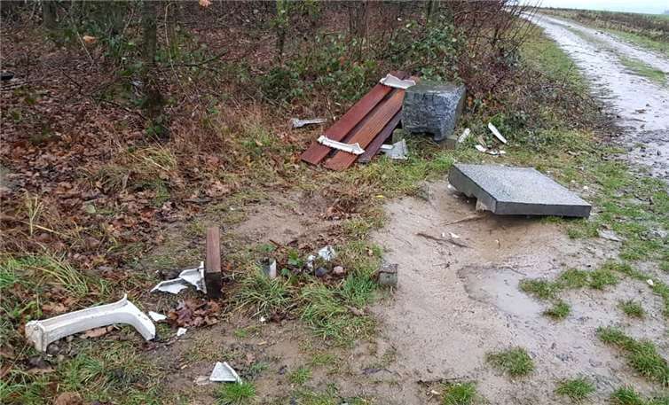 Die zerstörte Bank oberhalb der A 48. Quellen: BI „Lebenswertes Rübenach“