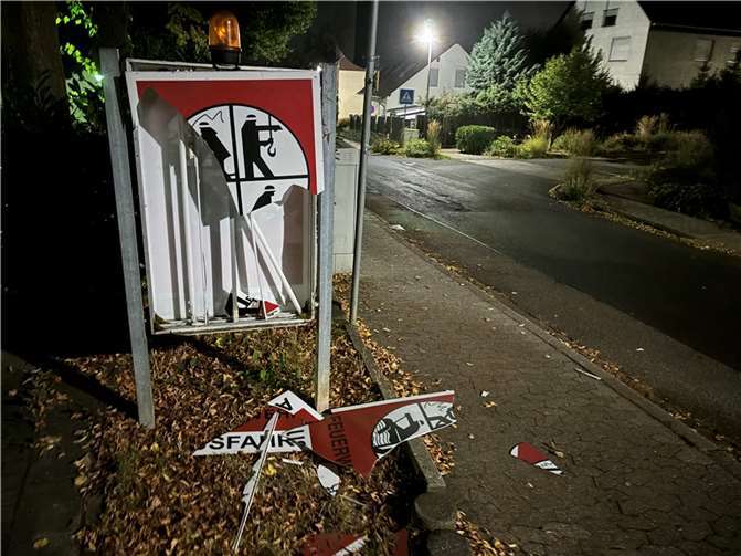 Die zerstörte Beleuchtungseinrichtung der Einfahrt.  Foto: privat