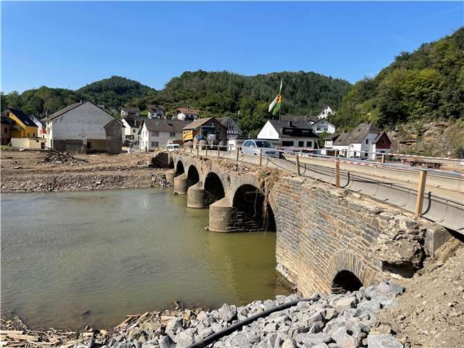 Die zerstörte Brücke wurde wieder befestigt - von Ahrbrücker Einwohnern. Foto: ROB