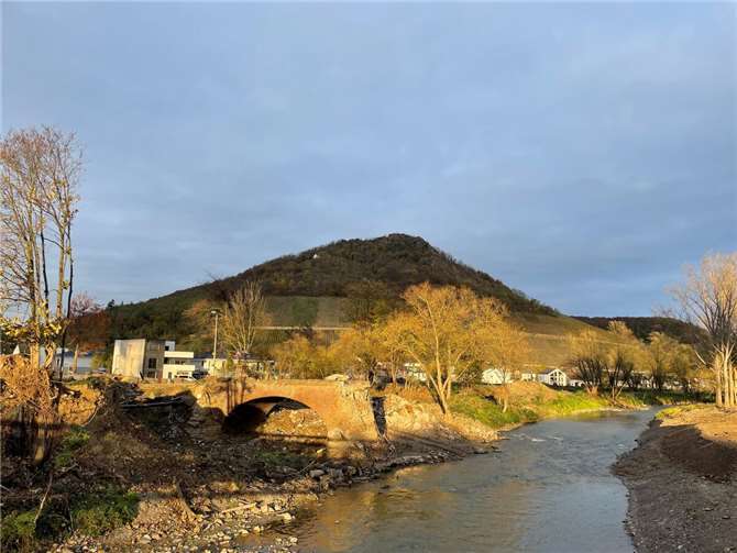 Die zerstörte Heppinger Brücke nach der Flut.  Foto: ROB