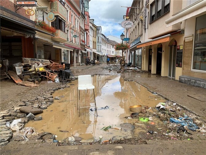 Die zerstörte Innenstadt von Ahrweiler am Morgen nach der Flut.  Foto: ROB