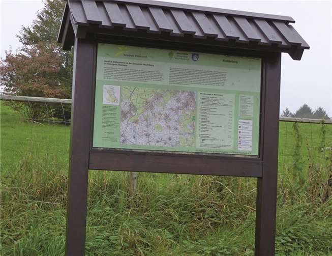 Die zerstörte Wandertafel auf dem Rodderberg wurde nun erneuert. privat