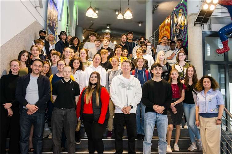 Die zertifizierten Peer-Coaches für Anti-Diskriminierung „Schule ohne Rassismus – Schule mit Courage“, unter anderem mit Nadia Schiffer vom Kommunalen Integrationszentrum (2. Reihe, 2.v.li.), Referent Said Rezek (1.Reihe, 2.v.li.) und den Moderatorinnen Larissa Bothe (2. Reihe, 3. v.li.) und Stella Krekeler (1. Reihe, 1.v.re.). Foto: Kolija Matzke / Gegen Vergessen - Für Demokratie e.V.