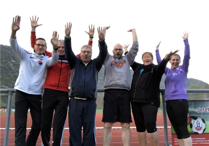 Die zertifizierten Trainer Markus Dax und Peter Raueiser freuen sich über den erfolgreichen Abschluss des „präventiven Ausdauertrainings“. Willy Müller, Frank Fauda, Gabi Stein und Caroline Sabel (v.l.) haben erfolgreich teilgenommen.  privat