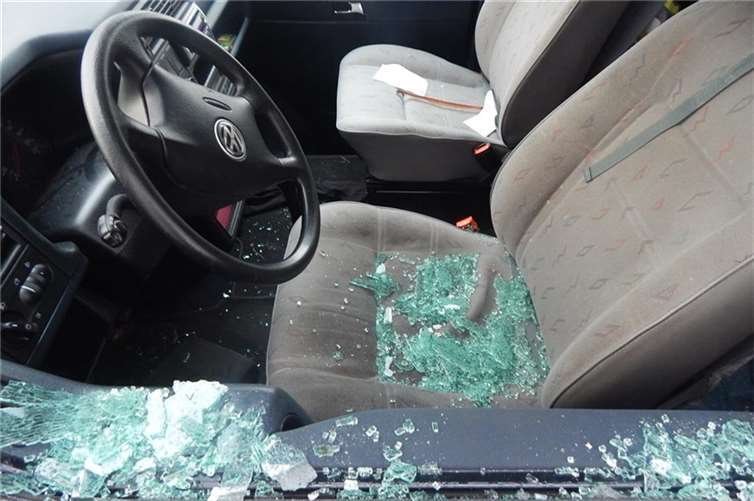 Die zertrümmerte Autoscheibe eines von drei betroffenen Fahrzeugen. Foto: Polizei