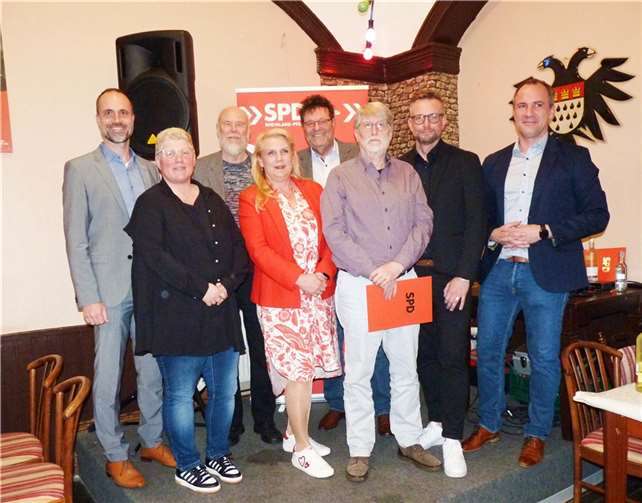 Die zu Ehrenden des SPD Ortsvereins Mendig mit Clemens Hoch, MdL (li.).  Foto: Wahlkreisbüro Clemens Hoch