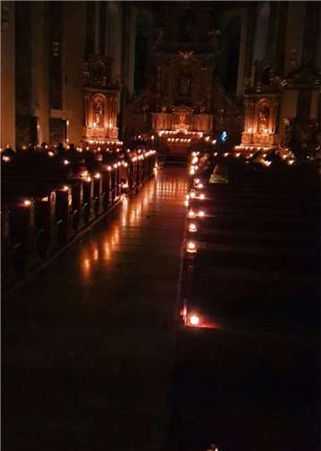 Die zu diesem Anlass in der Kirche zahlreich angezündeten Kerzen sorgten für die passende Atmosphäre. Foto: privat
