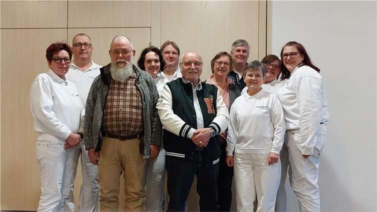 Die zu ehrenden Blutspender, Ortsbürgermeisterin Karin Küsel und Mitglieder des DRK OV Urbar.  Foto: privat
