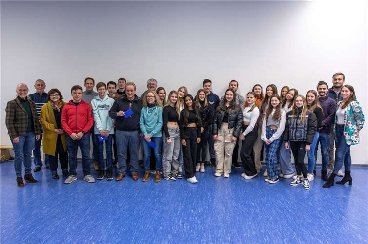 Die zu ehrenden Sportler/innen mit den Vorstandsmitgliedern. Foto: Jan von Uxkull-Gyllenband