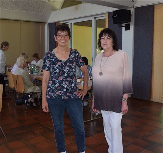 Die zufriedene Organisatorin, Birgit Musubahu mit Uschi Bücher, Vorsitzende des Verschönerungsvereins Döttesfeld, die den Frauenkaffee tatkräftig durch ihre Mithilfe unterstützte.  Foto: privat