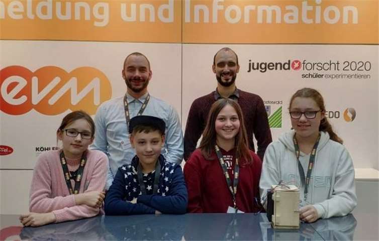 Die zufriedenen Projektleiter Mark Popenco und Basim Jeck mit ihrem erfolgreichen Forscherteam (v.li.n.re.): Niklas Huppertz, Mariann Gumprecht, Julia Pankowski und Leonie Simon. Fotos: privat