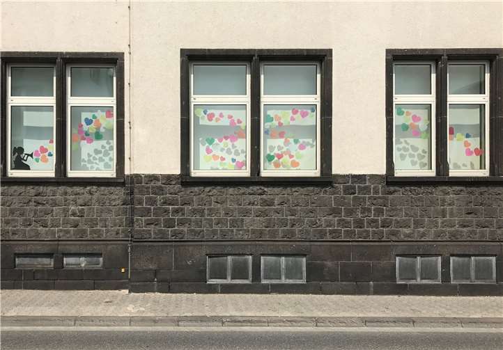 Die zugeschickten Herzen der Schüler zieren die Fensterscheiben der Schule.Foto: privat