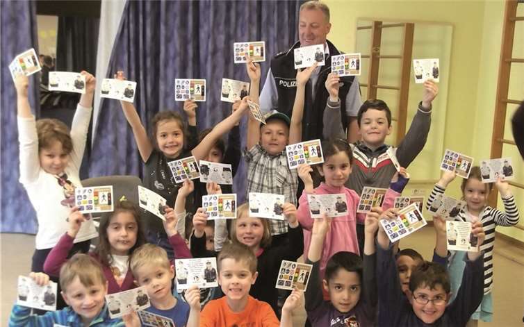 Die zukünftigen Schulkinder, die „Maxis“, bekamen mehrmals Besuch von Polizeioberkommissar Fölsch. Voller Stolz zeigen sie ihre „Fußgängerpässe“, die sie nach einer bestandenen Prüfung überreicht bekamen. privat