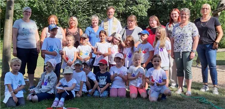 Die zukünftigen Schulkinder mit einigen Erzieherinnen, ihrer Kita Leiterin Marion Mülhöfer und ihrem Pastor Norbert Missong. Foto: privat