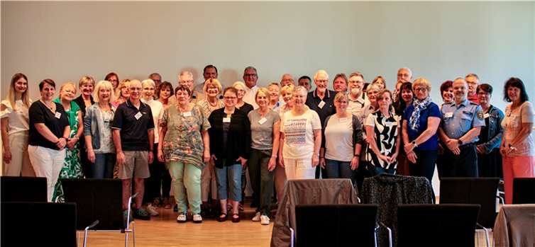 Die zukünftigen Seniorensicherheitsberaterinnen und -berater zusammen mit den Ausbildern und Verantwortlichen der Initiative „Sicherheit in unserer Stadt“ beim Auftakt der Ausbildung in der Koblenzer Rhein-Mosel-Halle.  Foto: Polizeipräsidium Koblenz / Violetta Heinrich