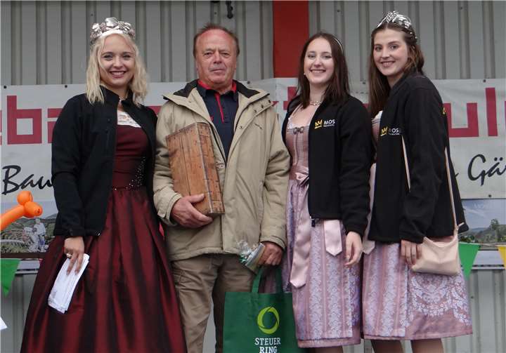 Die zum Jubiläum nach Thüringen gereisten Weinmajestäten aus Moselkern und Lehmen zogen die Gewinner der Moselreise und der sonstigen Moselpreise.Röhrig