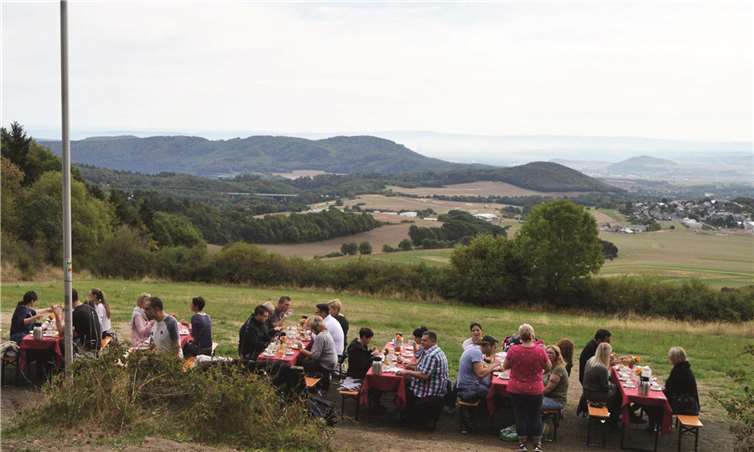 Frühstück mit Aussicht – ein Hochgenuss für alle Sinne! Die zum Teil von weither angereisten Gäste genießen das Frühstück mit allen Sinnen