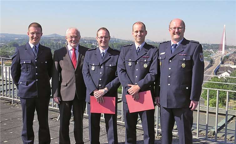 Die zum Zugführer Beförderten Christian Ross (2. v.r.) und Markus Bollen-Juilfs (Mitte) mit Oberbürgermeister Nikolaus Roth (2.v.l.) sowie Bereitschaftsleiter Florian Bauer (links) und Wehrleiter Wilfried Hausmann (rechts). privat