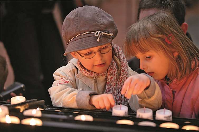 Die zunächst stockdunkle Kirche wurde nach und nach von immer mehr Kerzen beleuchtet. privat