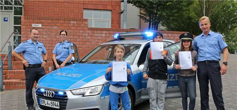 Die zur Erinnerung an diesen besonderen Tag gefertigte Aufnahme zeigt im Vordergrund von links nach rechts Gerold Wolf, Jason Justin Walter, Anjali Goßmann und Polizeioberrat Norbert Skalski (Dienststellenleiter der PI Montabaur). Im Hintergrund Volker Frink und Yvonne Jäger Polizei