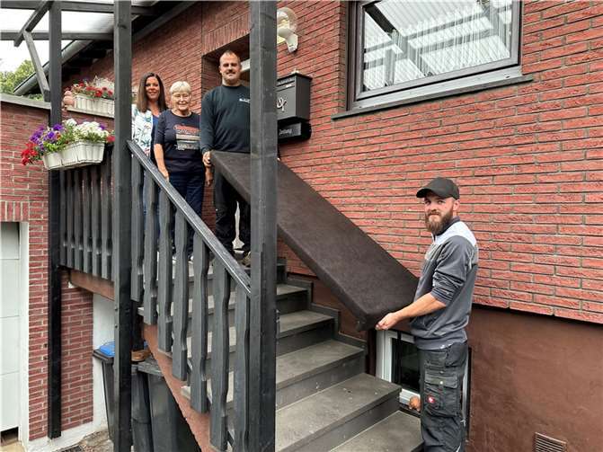 Die zur Verfügung gestellten Möbel – hier eine Schlafcouch – wurden von Andrea Sesterhenn und vom Garten- und Hausmeisterservice Tim Mintgen abgeholt.  Foto: VG-Verwaltung Mendig/Stefan Pauly