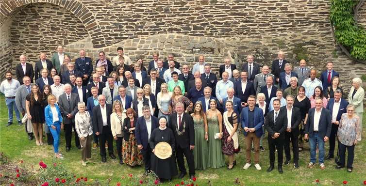 Die zur Wappentellerverleihung geladenen Gäste gratulierten Felicitas Pöller und stellten sich zum Erinnerungsfoto. Fotos: TE