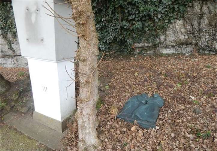 Die zurückgelassene Kupferplatte der Kreuzwegstation.PI Remagen