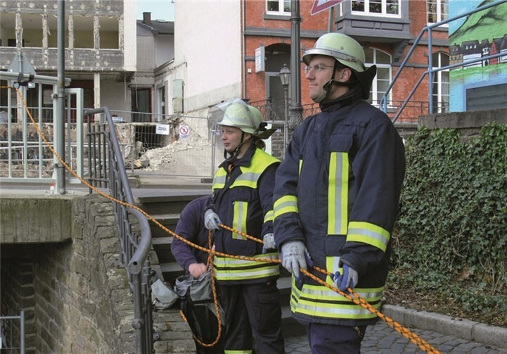 Die zusätzliche Absturzsicherung für die eingesetzten Kräfte muss beim Rettungsangriff ebenfalls gewährleistet sein.
